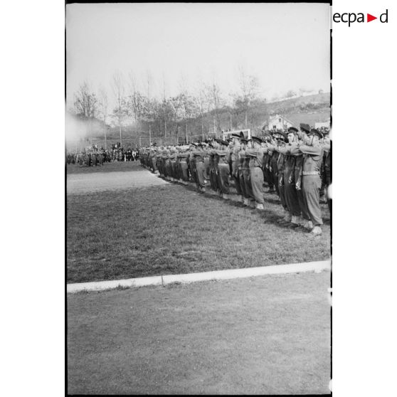 1er escadron du RBFM rendant les honneurs. [description provisoire]