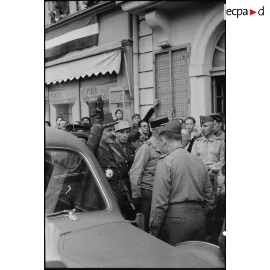 A droite, le commandant Martin-Siegfried commandant le 1er escadron du 1er RMSM. [description provisoire]