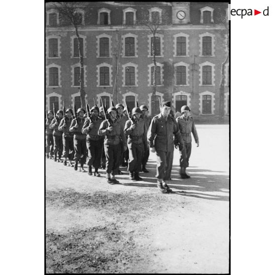 En tête, l'aspirant Cortadelas, commandant l'escadron de protection du général Leclerc. [description provisoire]