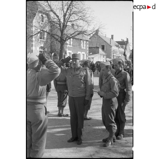 Le général de brigade de Langlade lors d'une cérémonie à [description provisoire]