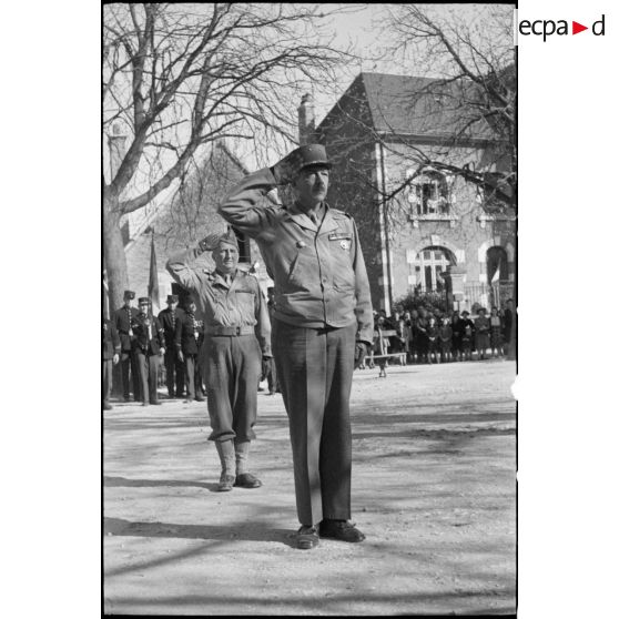 Derrière général de Langlade, le commandant Minjonnet chef de corps du 12e RCA. [description provisoire]