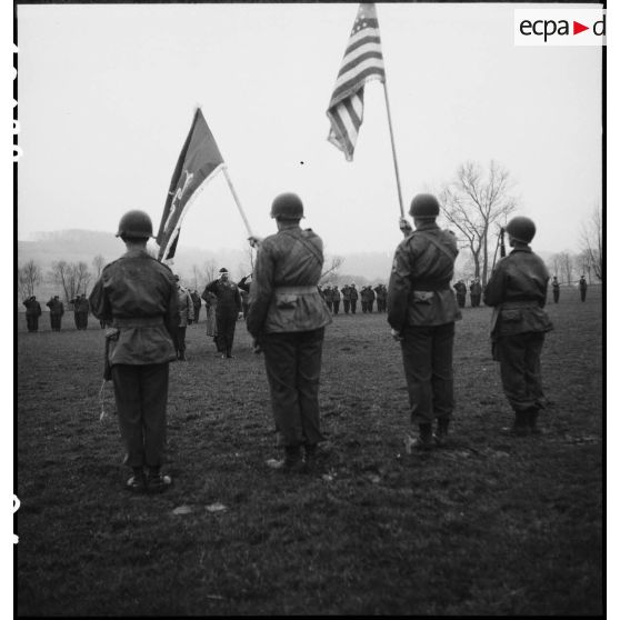 Bataille d'Alsace : Prise d'armes franco-américaine à Schwindratzheim avec remise de la croix de guerre au 753e bataillon de chars américain. [description provisoire]
