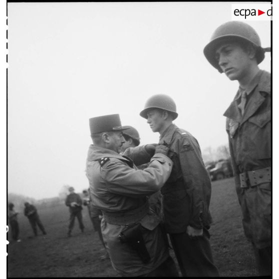 Bataille d'Alsace : Prise d'armes franco-américaine à Schwindratzheim avec remise de la croix de guerre au 753e bataillon de chars américain. [description provisoire]