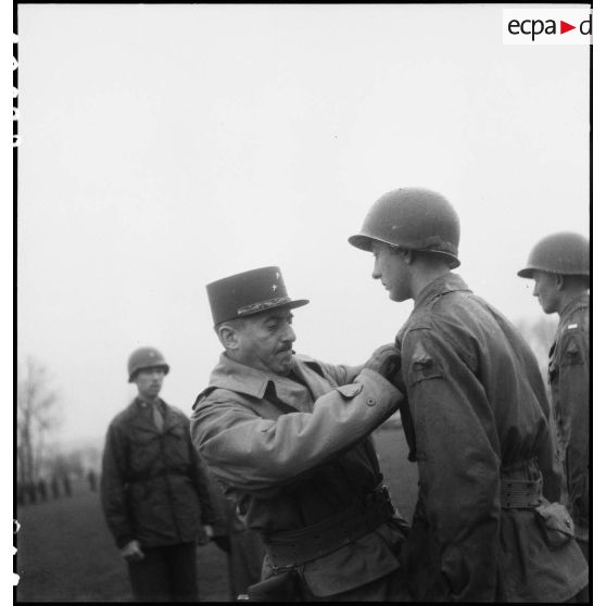 Bataille d'Alsace : Prise d'armes franco-américaine à Schwindratzheim avec remise de la croix de guerre au 753e bataillon de chars américain. [description provisoire]