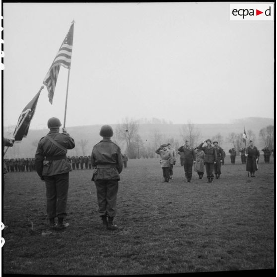 Bataille d'Alsace : Prise d'armes franco-américaine à Schwindratzheim avec remise de la croix de guerre au 753e bataillon de chars américain. [description provisoire]