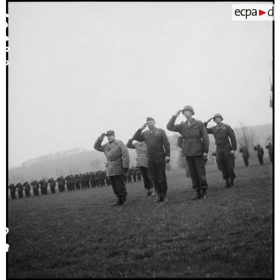 Bataille d'Alsace : Prise d'armes franco-américaine à Schwindratzheim avec remise de la croix de guerre au 753e bataillon de chars américain. [description provisoire]