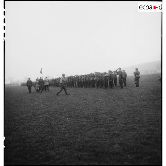 Bataille d'Alsace : Prise d'armes franco-américaine à Schwindratzheim avec remise de la croix de guerre au 753e bataillon de chars américain. [description provisoire]