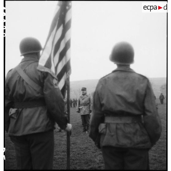 Bataille d'Alsace : Prise d'armes franco-américaine à Schwindratzheim avec remise de la croix de guerre au 753e bataillon de chars américain. [description provisoire]