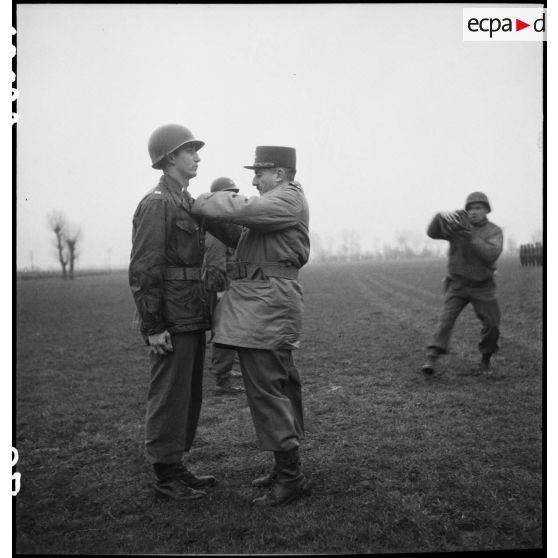 Bataille d'Alsace : Prise d'armes franco-américaine à Schwindratzheim avec remise de la croix de guerre au 753e bataillon de chars américain. [description provisoire]