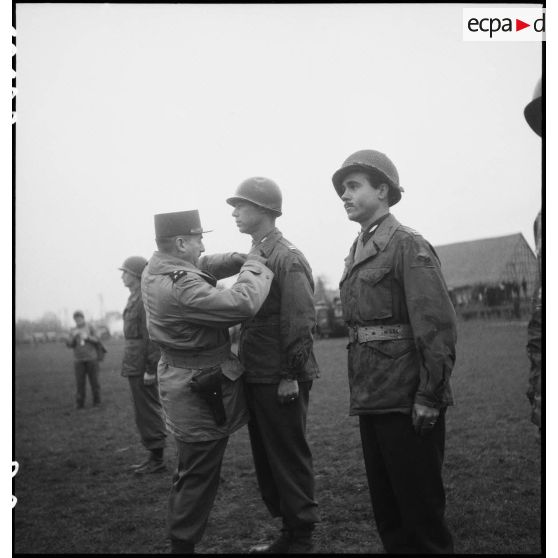 Bataille d'Alsace : Prise d'armes franco-américaine à Schwindratzheim avec remise de la croix de guerre au 753e bataillon de chars américain. [description provisoire]