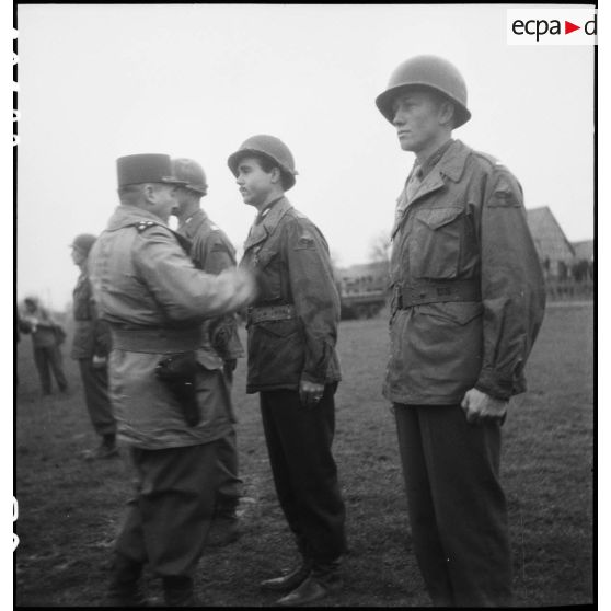 Bataille d'Alsace : Prise d'armes franco-américaine à Schwindratzheim avec remise de la croix de guerre au 753e bataillon de chars américain. [description provisoire]