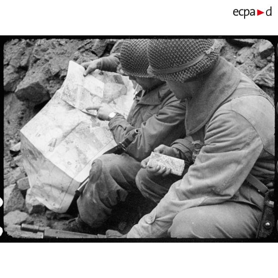 Dans Cologne en ruine, deux soldats américains font un point de situation. [description provisoire]