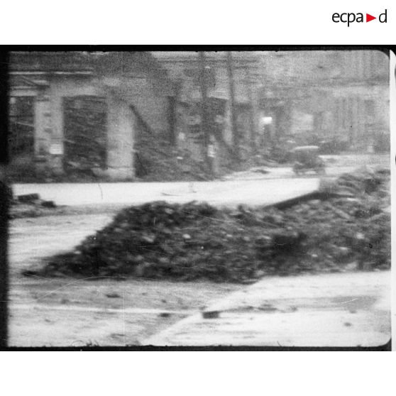 Un véhicule civil pris sous les tirs. [description provisoire]