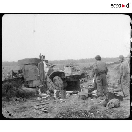 Epave d'un half-track. [description provisoire]