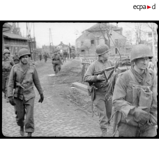 Une patrouille de fantassins américains dans les rues de Cologne. [description provisoire]