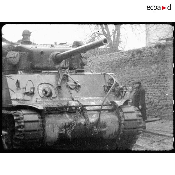 Les chars américains croisent la population civile de Cologne. [description provisoire]