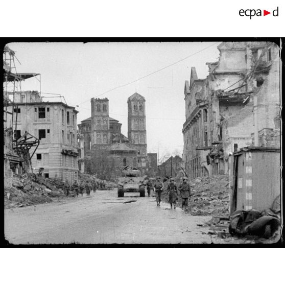 Patrouilles américaines à travers la ville. [description provisoire]