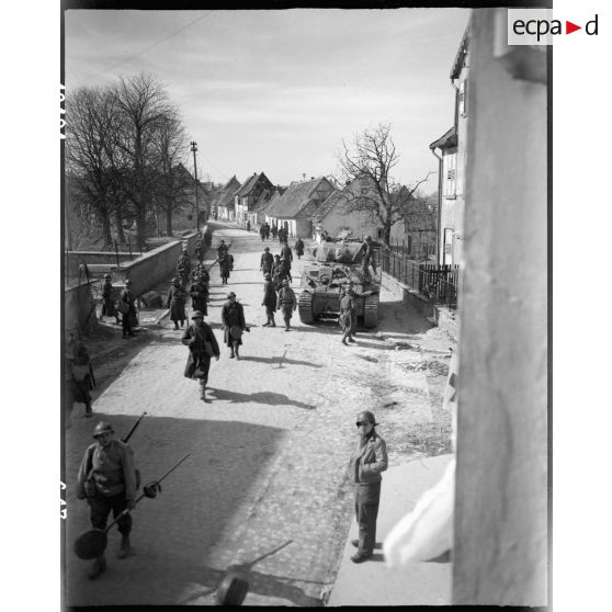 La 1re Armée française libère le nord de l'Alsace. Chars du 1er REC à Lauterbourg. [description provisoire]