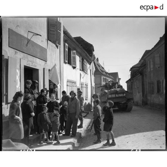 La 1re Armée française libère le nord de l'Alsace. A Lauterbourg, Les soldats qui viennent d'arriver bavardent avec les habitants. [description provisoire]