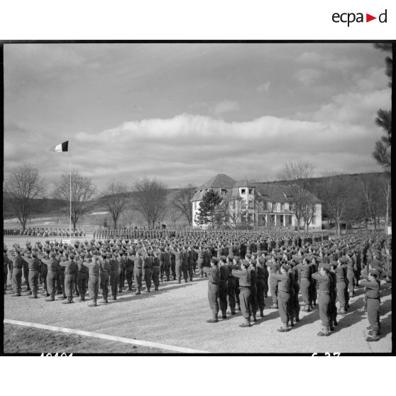 Visite du général de Lattre de Tassigny à L'école des cadres de Rouffach. [description provisoire]