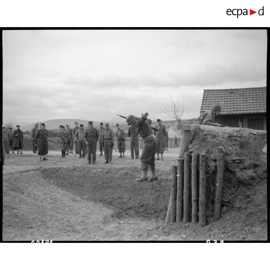 Visite du général de Lattre de Tassigny à L'école des cadres de Rouffach. [description provisoire]