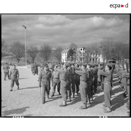 Visite du général de Lattre de Tassigny à L'école des cadres de Rouffach. [description provisoire]
