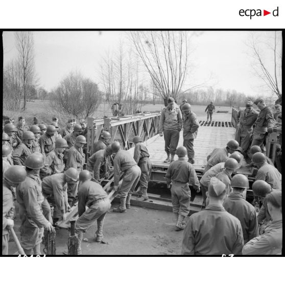Pose d'un pont Bailey. [description provisoire]