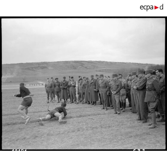 Visite du Général de Lattre de Tassigny à l'école des cadres de Rouffach. [description provisoire]