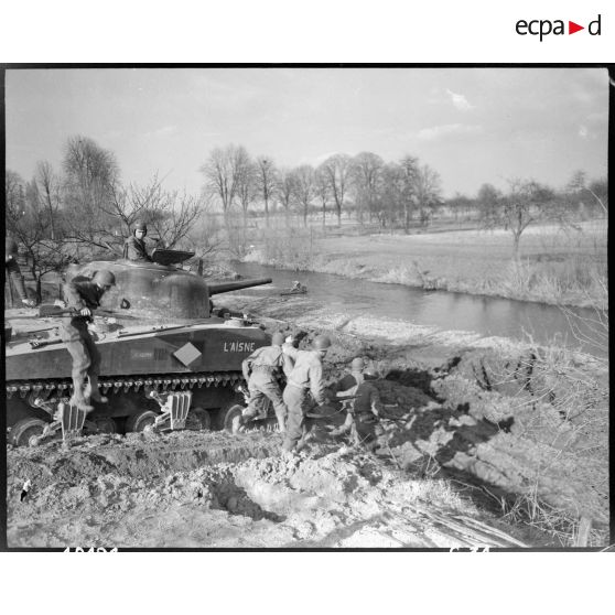 Les Français bombardent le pont du village de Scheibenhardt (Allemagne) sur la rive gauche de la Lauter. [description provisoire]