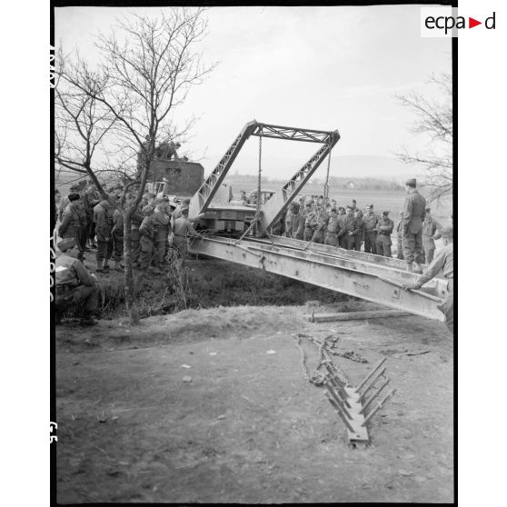 Pose d'un pont Treadway par le Génie. [description provisoire]
