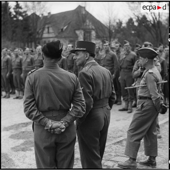 Visite du général de Lattre de Tassigny à l'école des cadres de Rouffach. [description provisoire]