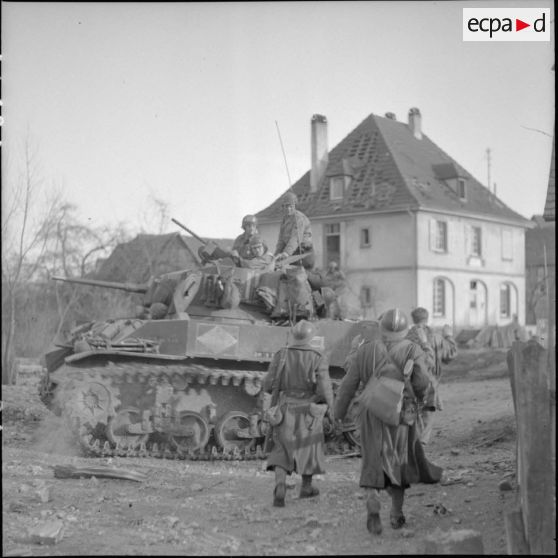 Premiers prisonniers allemands lors de l'entrée des forces en Allemagne. [description provisoire]