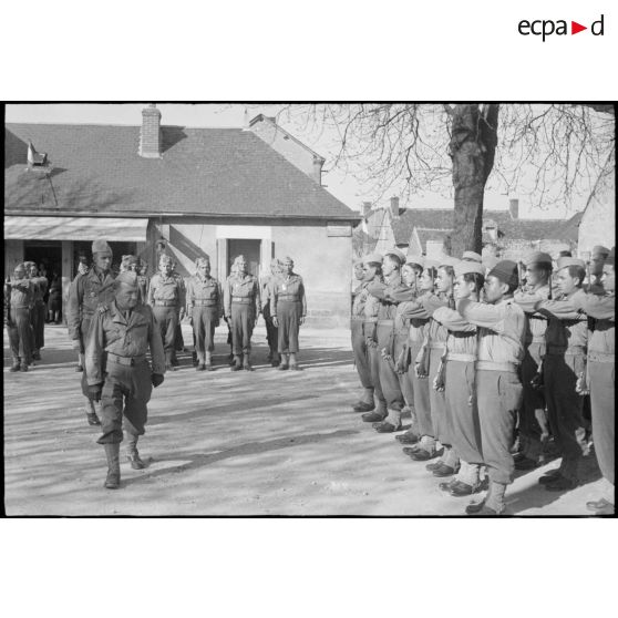 Commandant Minjonnet, chef de corps du 12e RCA. [description provisoire]