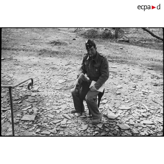 Un lieutenant pose pour le photographe du SCA. [description provisoire]