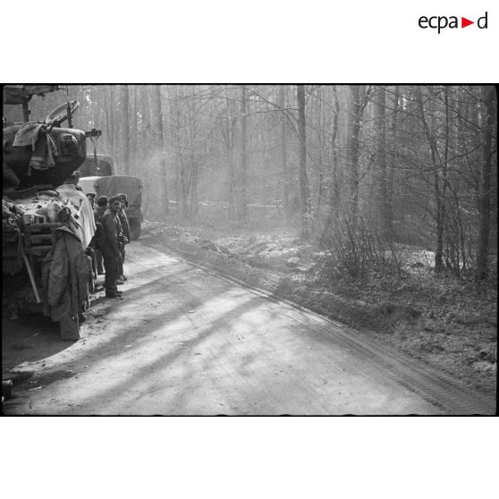 Les forces alliées avancent vers la ligne Siegfried. [description provisoire]