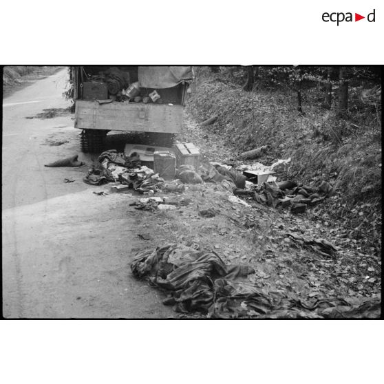 Des allemands ont abandonné leur véhicule. [description provisoire]