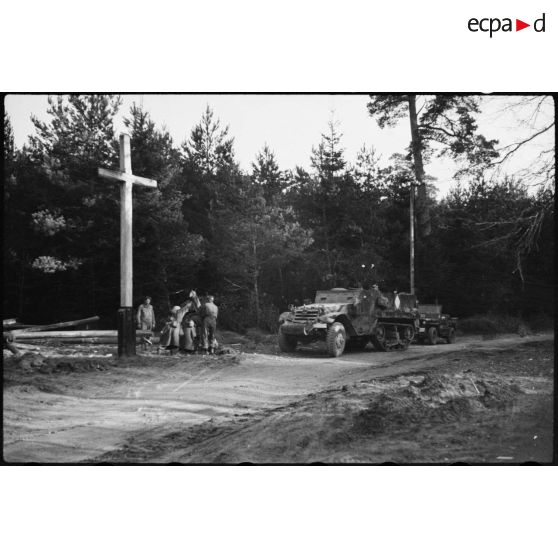 Un Haft-track près d'un calvaire. [description provisoire]