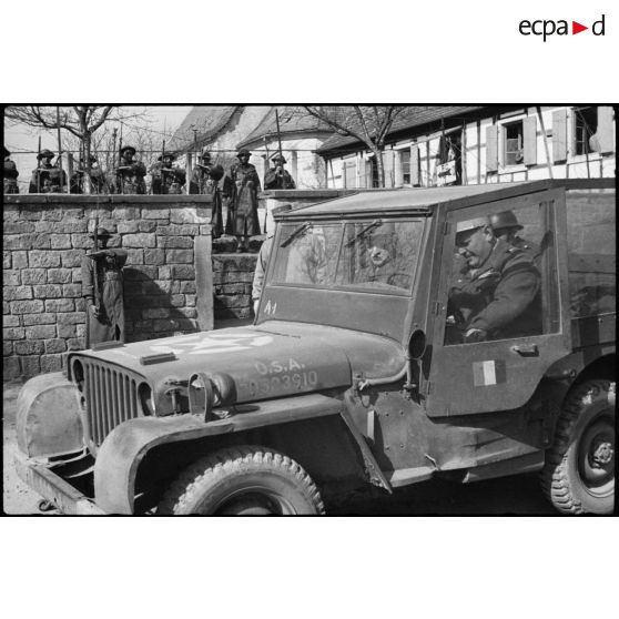 Le général de Monsabert et un officier. [description provisoire]