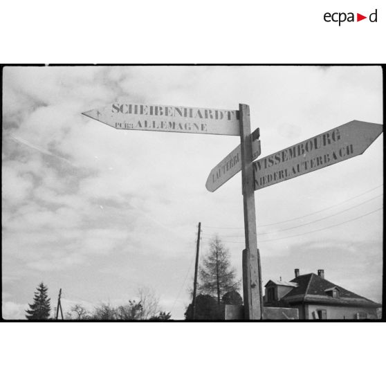 Panneau de carrefour à la frontière allemande. [description provisoire]