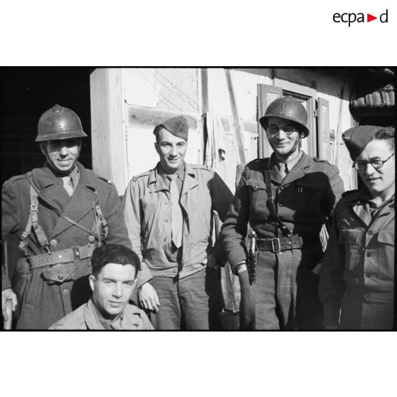 Photographie d'un groupe d'officiers ayant traversé la Lauter. [description provisoire]