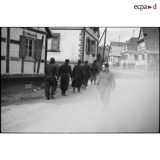 Les soldats des forces alliées escortent les premiers prisonniers allemands. [description provisoire]