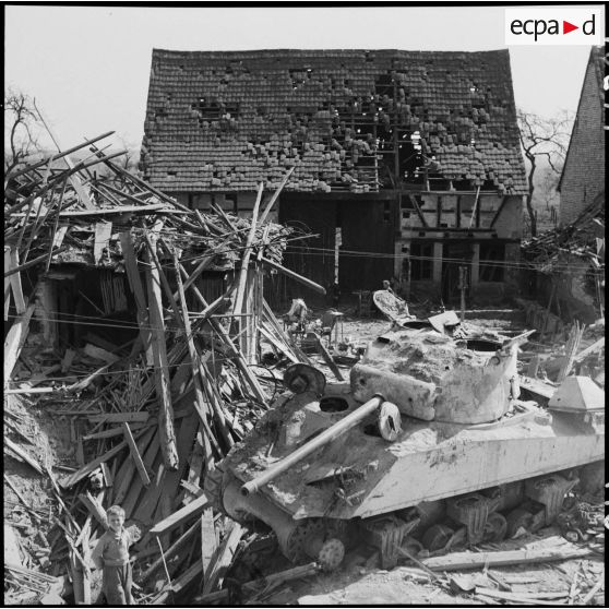 Déjeuner dans les décombres. [description provisoire]