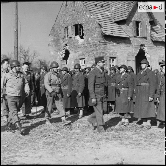 Le général de Lattre de Tassigny à Scheibenhardt, revue des troupes. [description provisoire]