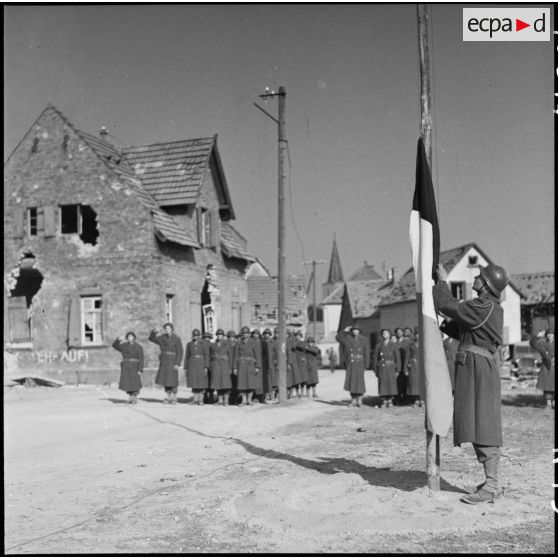Le général de Lattre de Tassigny à Scheibenhardt, la montée des couleurs. [description provisoire]