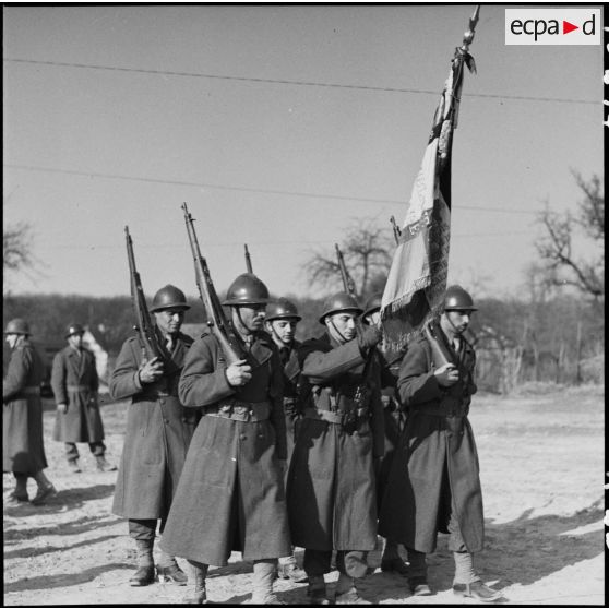 Le général de Lattre de Tassigny à Scheibenhardt, la garde au drapeau. [description provisoire]