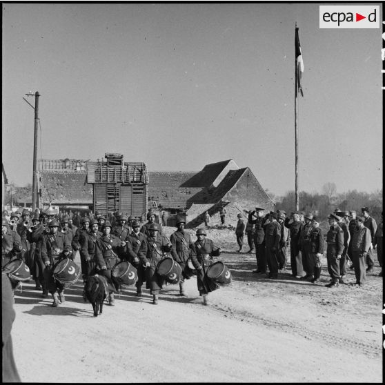 Le général de Lattre de Tassigny à Scheibenhardt la nouba du 4e RTT. [description provisoire]