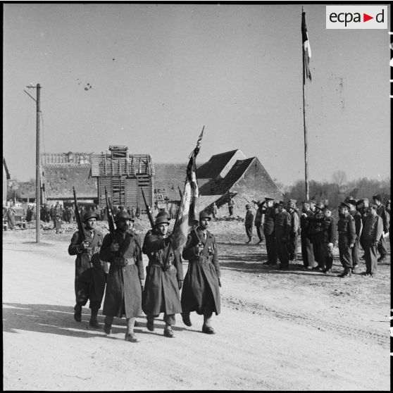 Le général de Lattre de Tassigny à Scheibenhardt, le drapeau de la 3e DIA. [description provisoire]