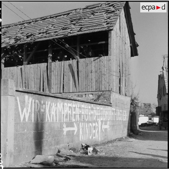 Nous combattons pour l'avenir de nos enfants" [description provisoire]