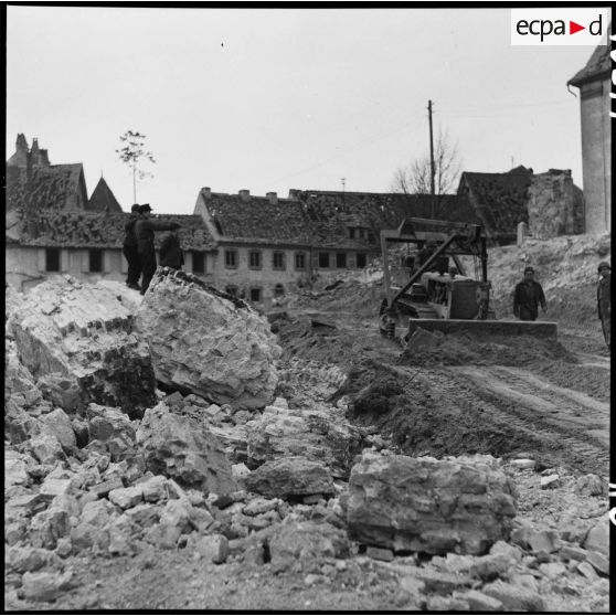 A Lauterbourg, un bulldozer retrace une route. [description provisoire]
