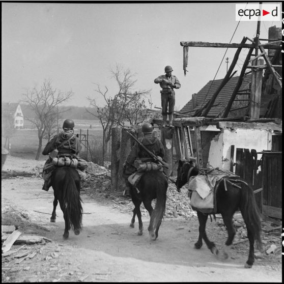 Des goumiers du 39e goum du 15e tabor du 2e groupe de tabors marocains traversent le village de Büchelberg. [description provisoire]